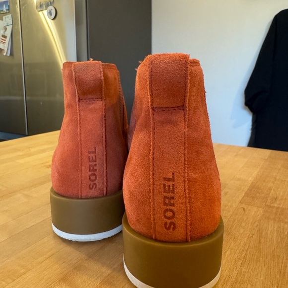 Women’s Size 9.5 Sorel Emelie Chelsea Suede Ankle Boots Waterproof Red/Orange - Picture 4 of 10
